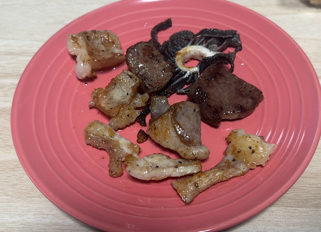 有田牛ミックスホルモンを塩焼きにしてカリカリに仕上げた