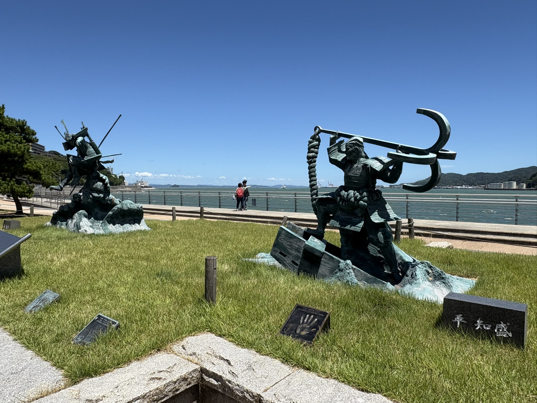 壇ノ浦古戦場跡に立つ源平合戦の武将の銅像