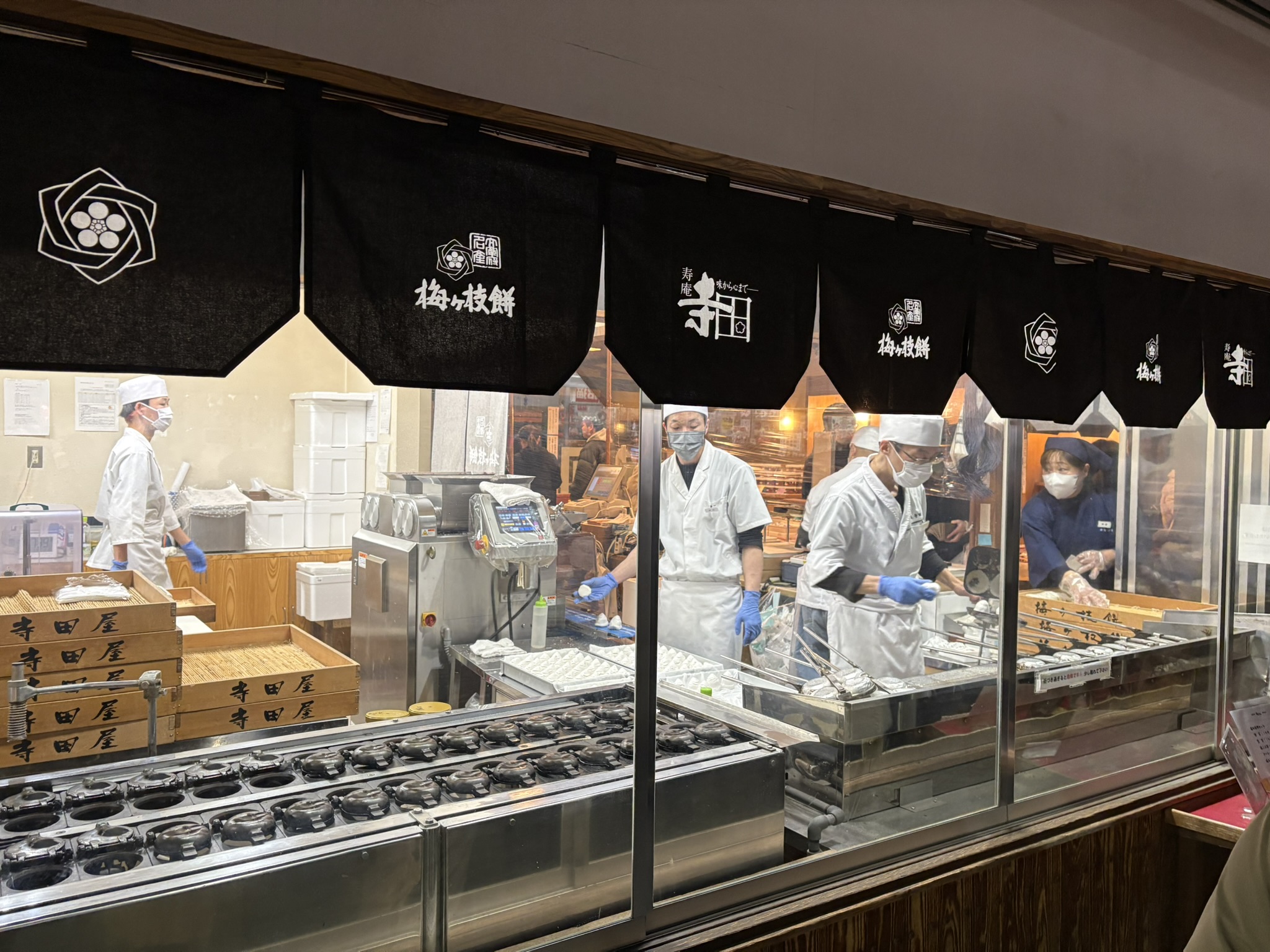 Dazaifu umegaemochi grilling iron press hot fresh making traditional process Tenmangu