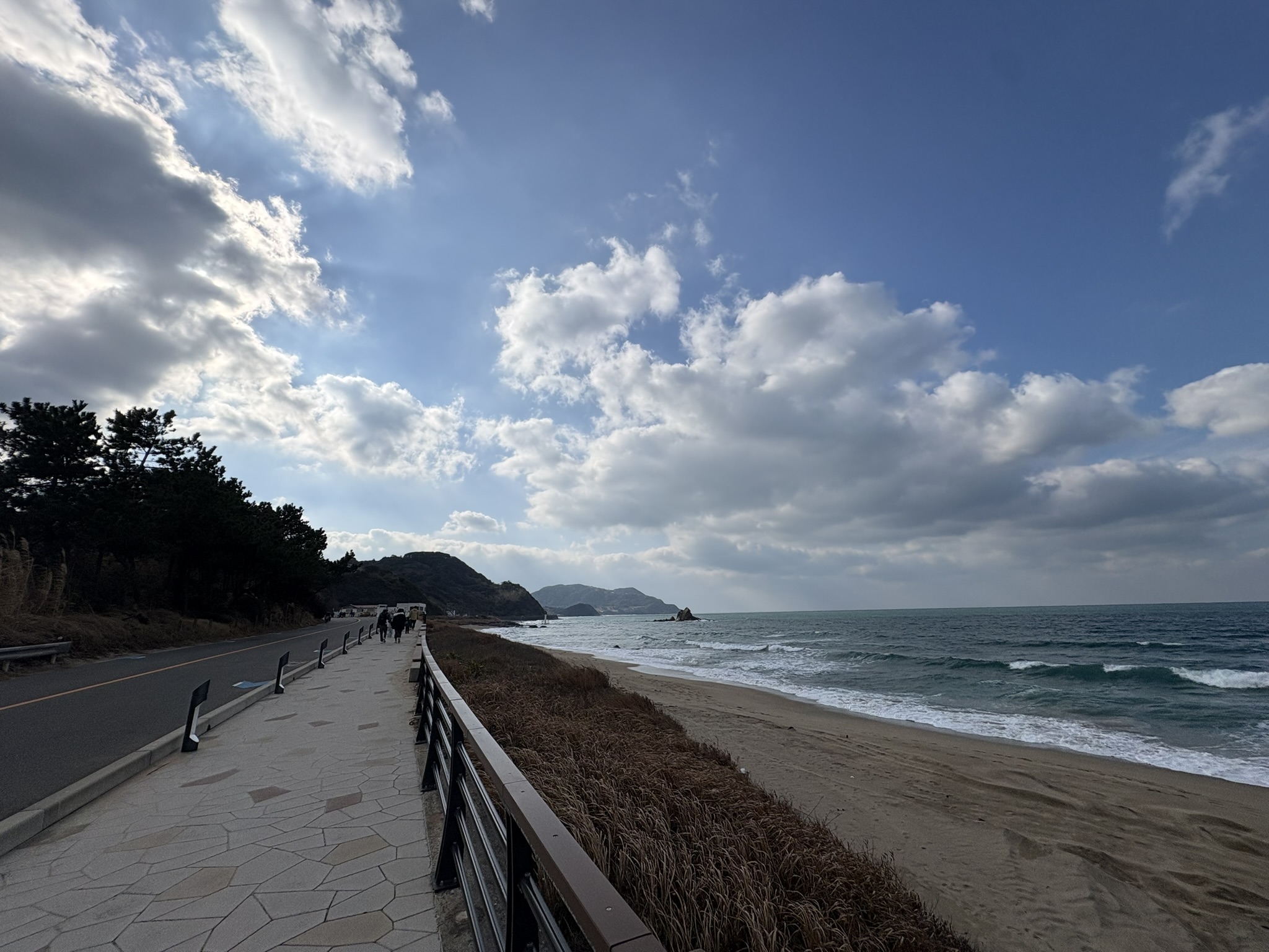 二見ヶ浦の海岸沿いの遊歩道