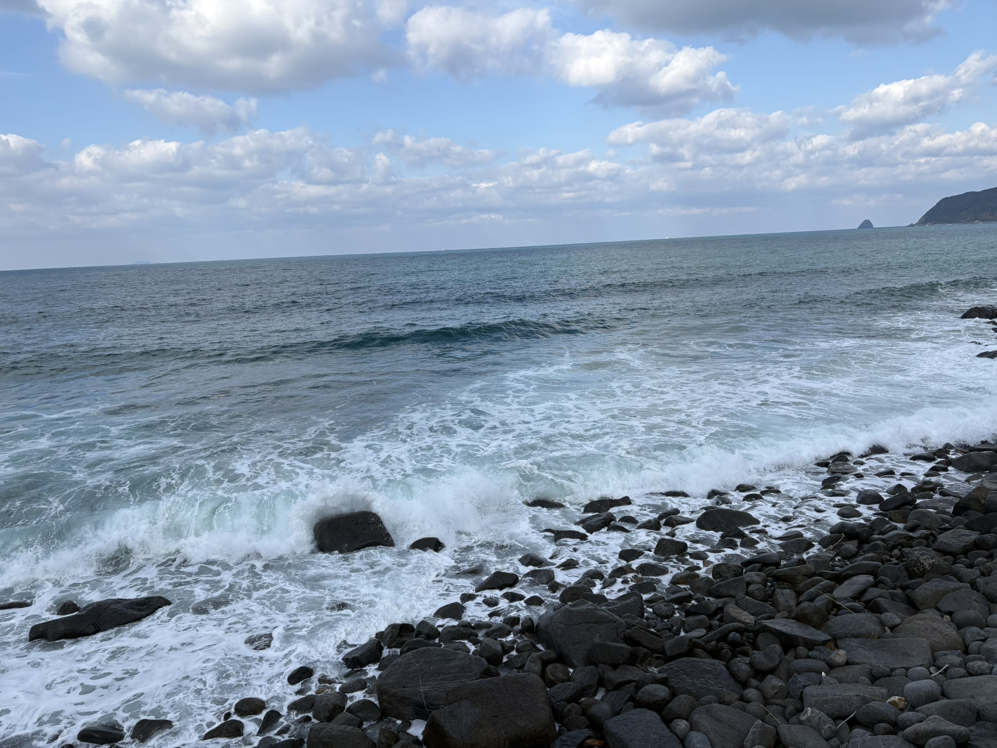 二見ヶ浦の岩場に打ち寄せる波