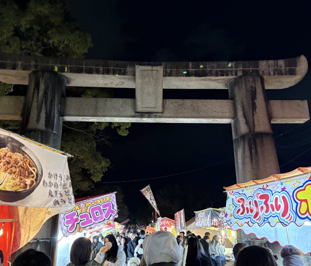 筥崎宮の参道に並ぶ初詣の屋台（churros・うどんなど）