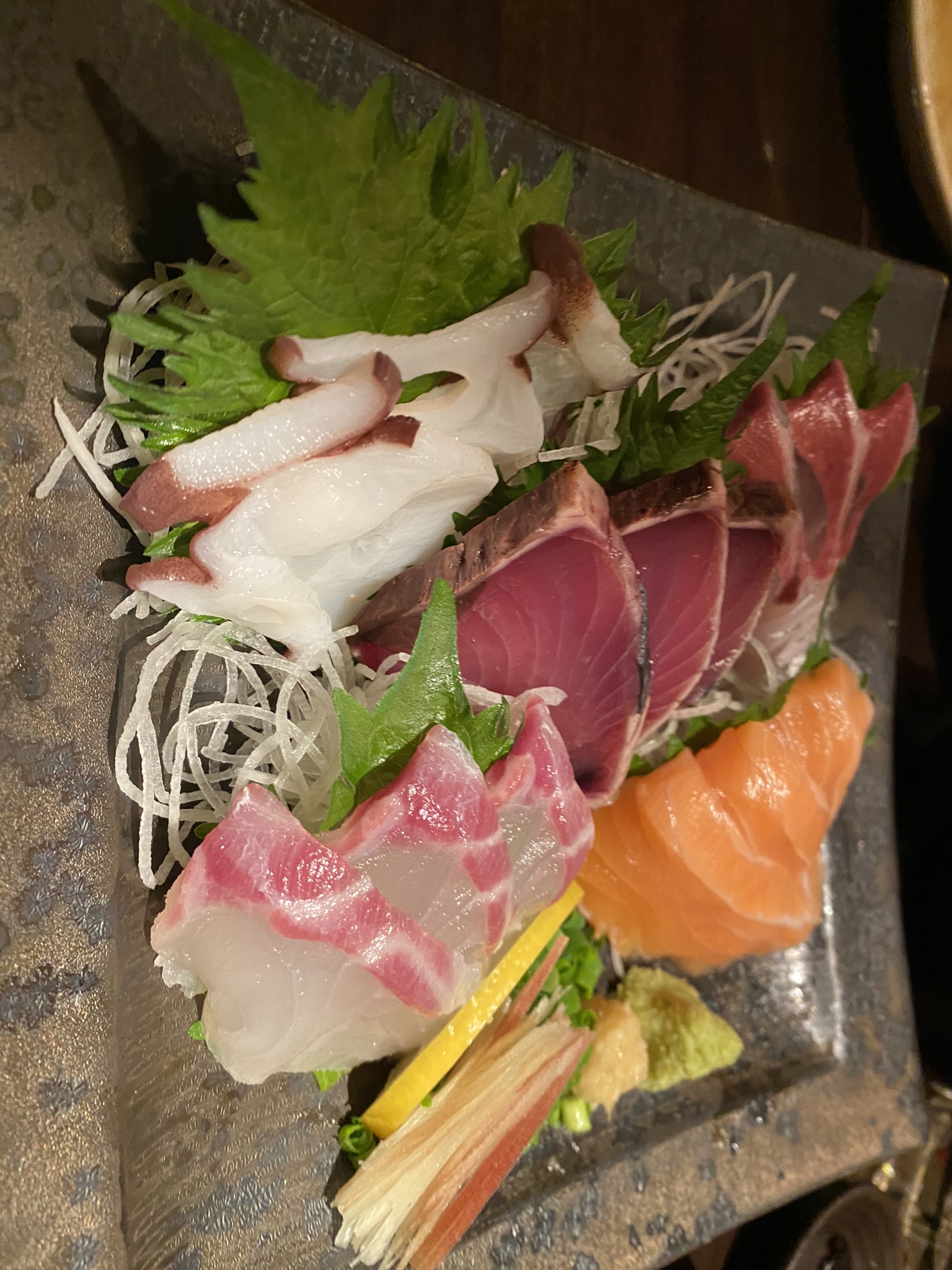 博多郷いさみの刺身盛り合わせ。イカ、カツオ、サーモン、タイ、マグロなど色とりどりの刺身が並んでいる