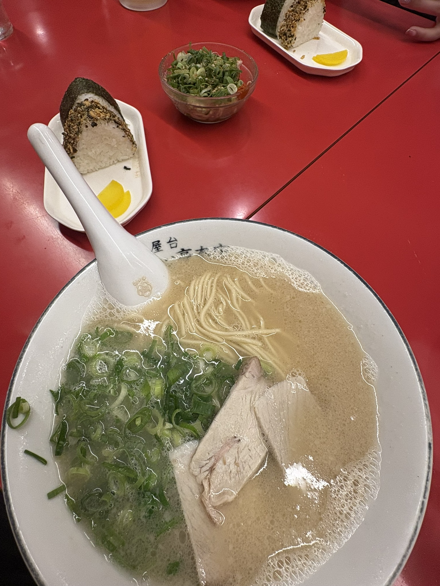 一心亭のとんこつラーメン（ねぎたっぷり・細麺）