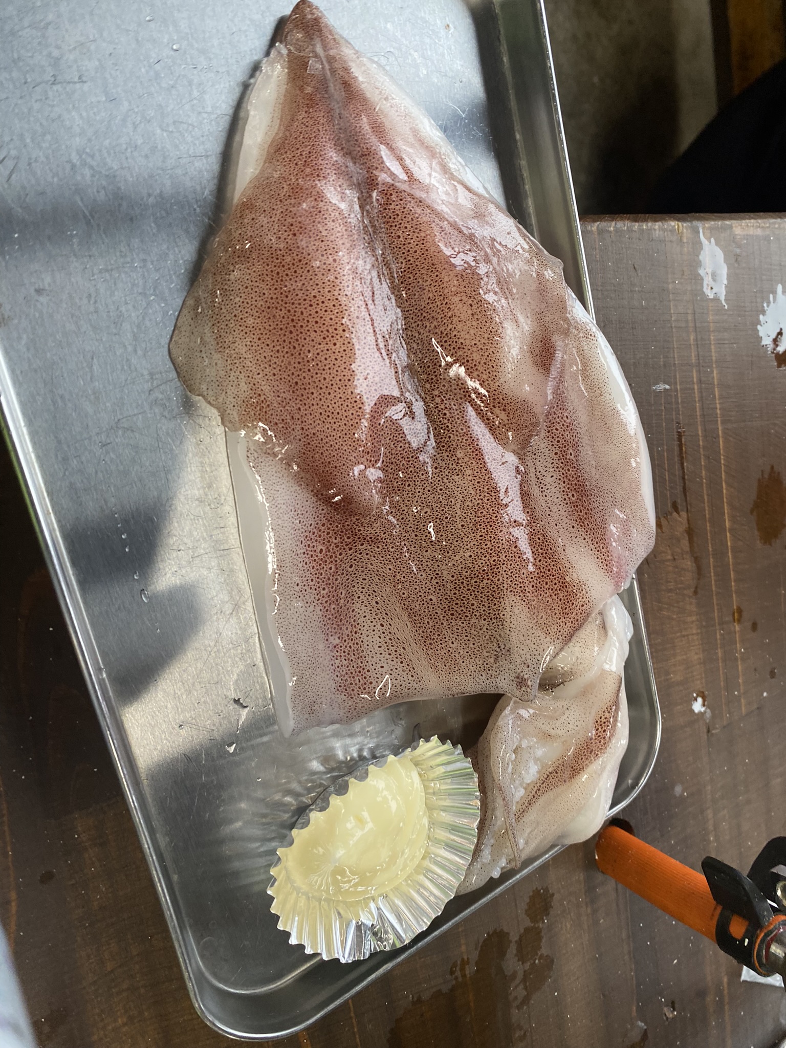 まるごと1杯のイカとバター。生の状態で鉄板に乗せる