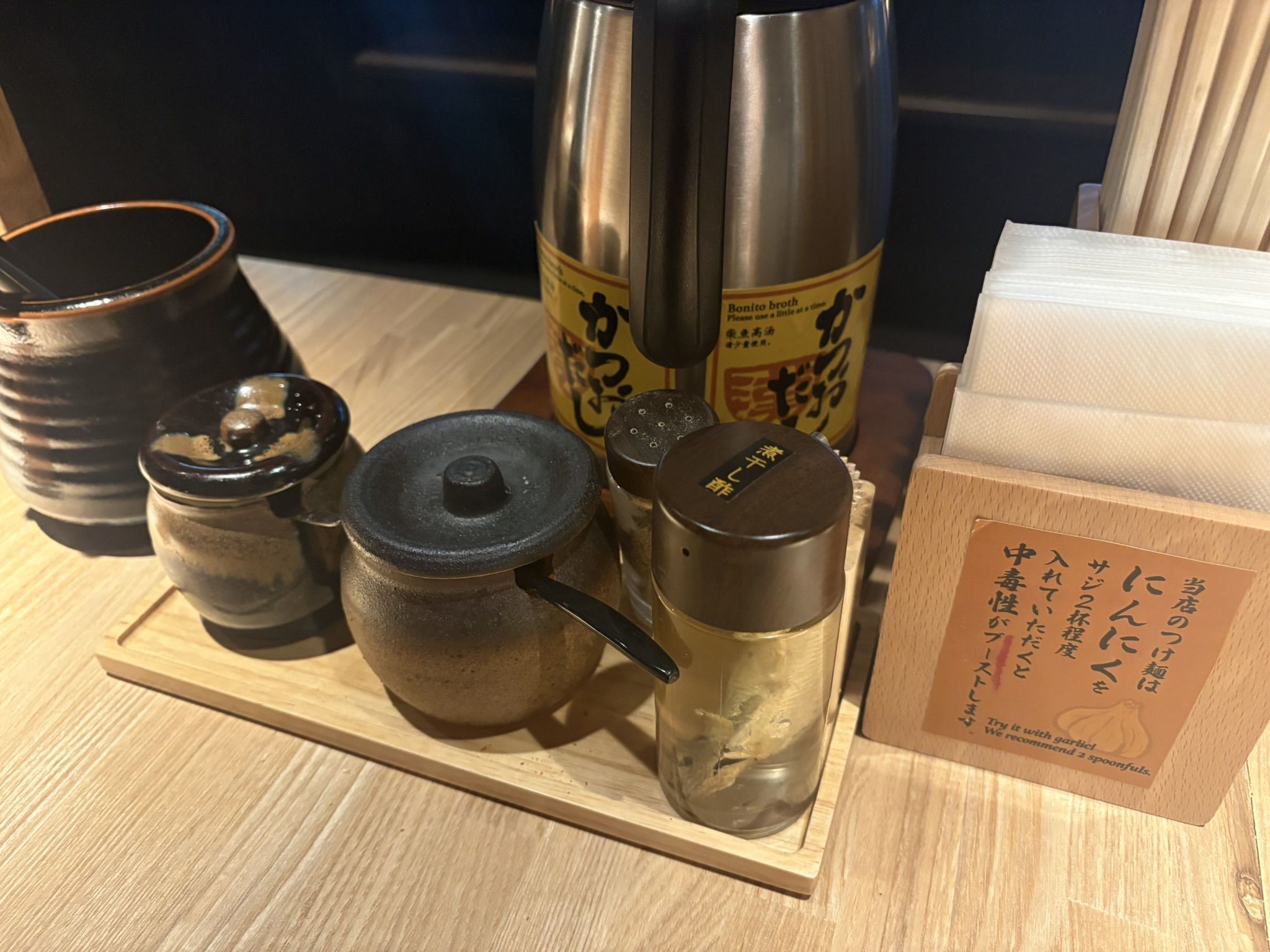 麺や兼虎の卓上調味料（かつおぶし油・にんにく・辛し酢など）