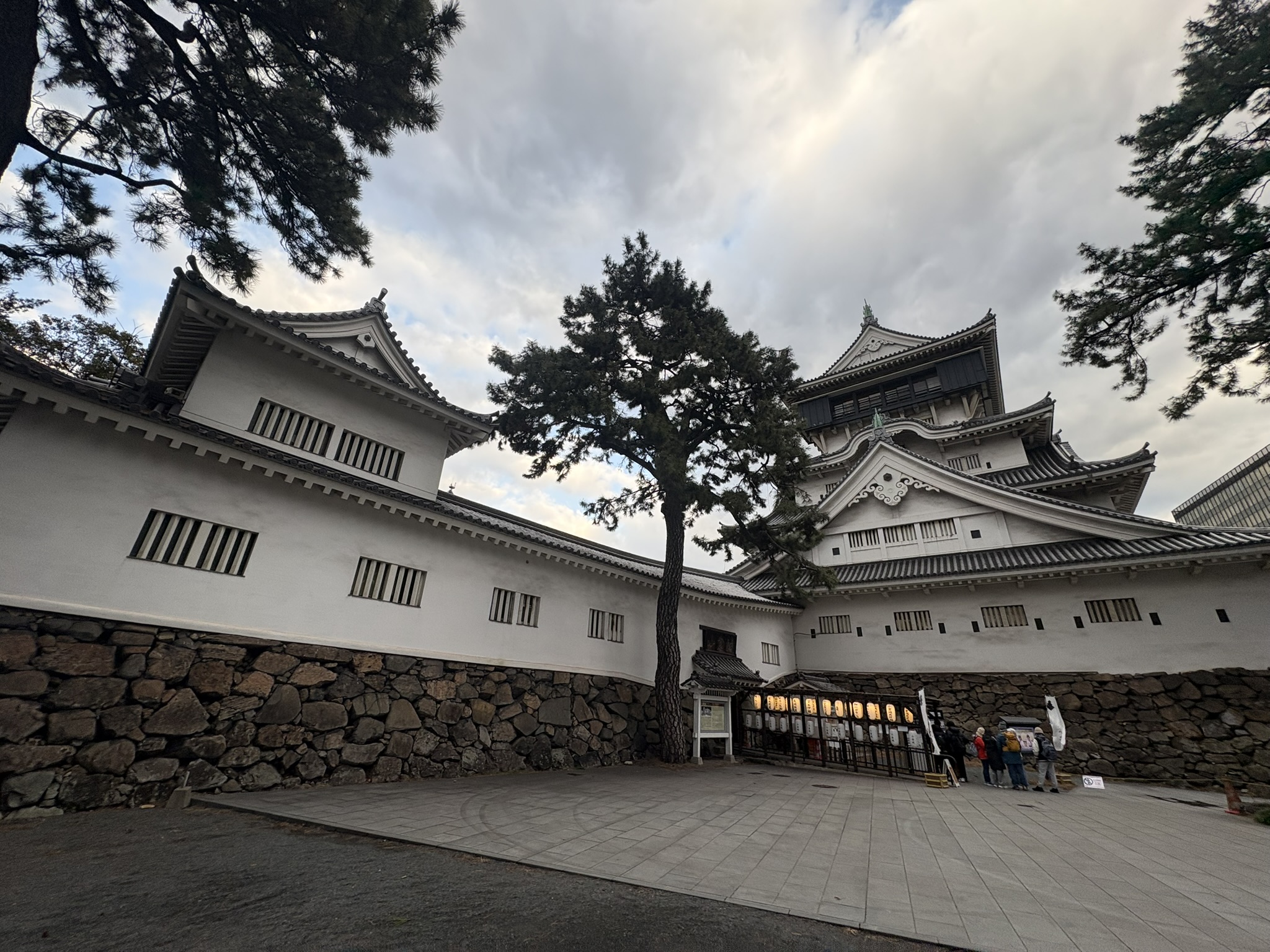 小倉城の入口、白壁と石垣、松の木