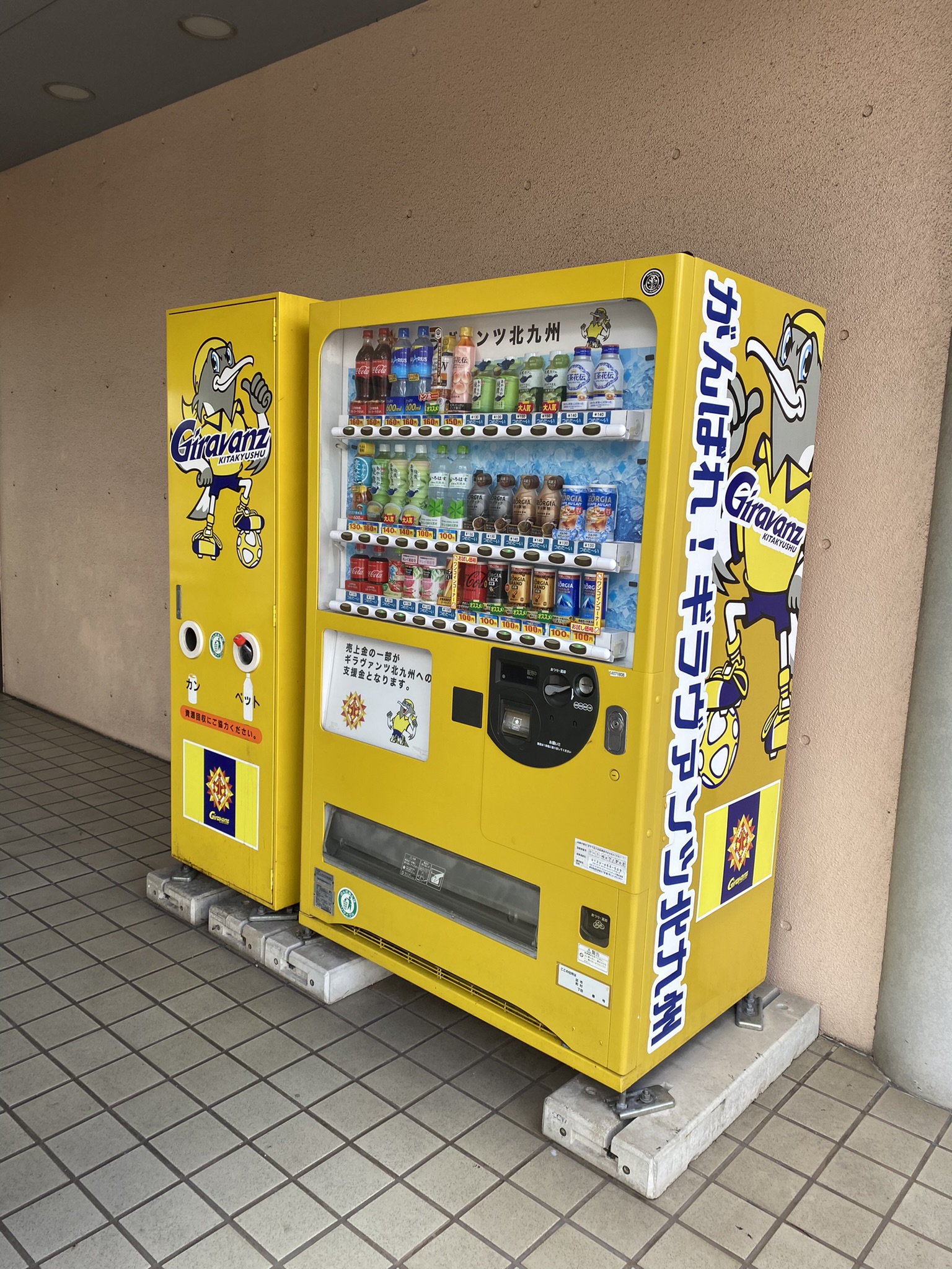 夜の飲み屋街の雰囲気