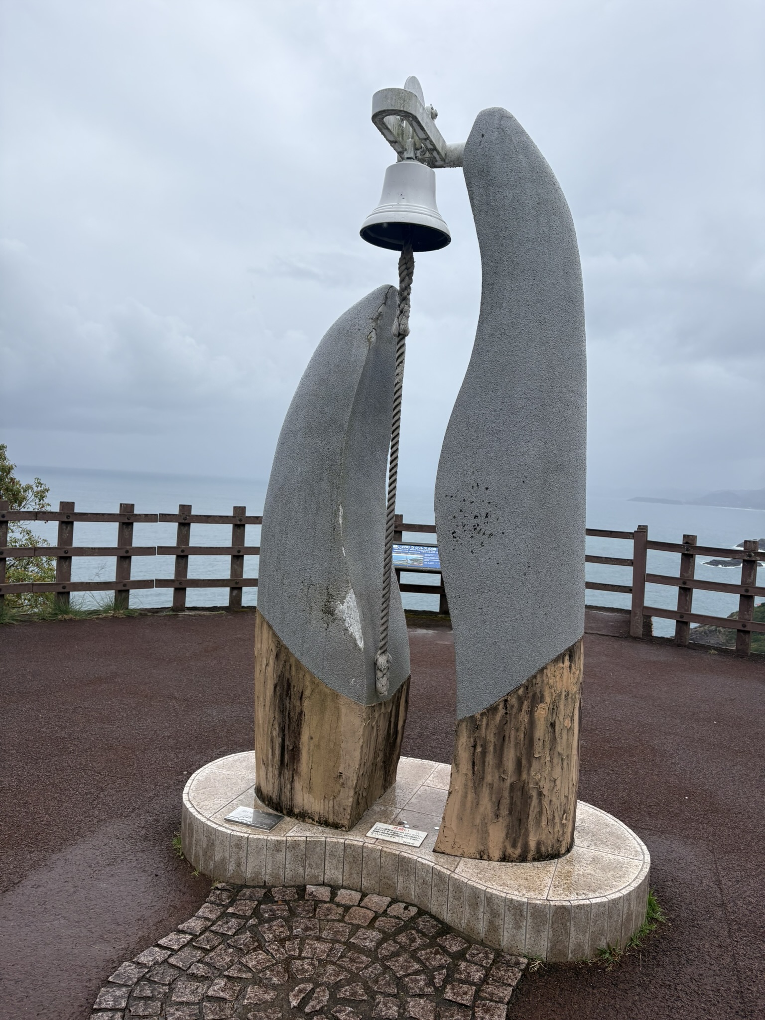 クルスの海の鐘のモニュメント