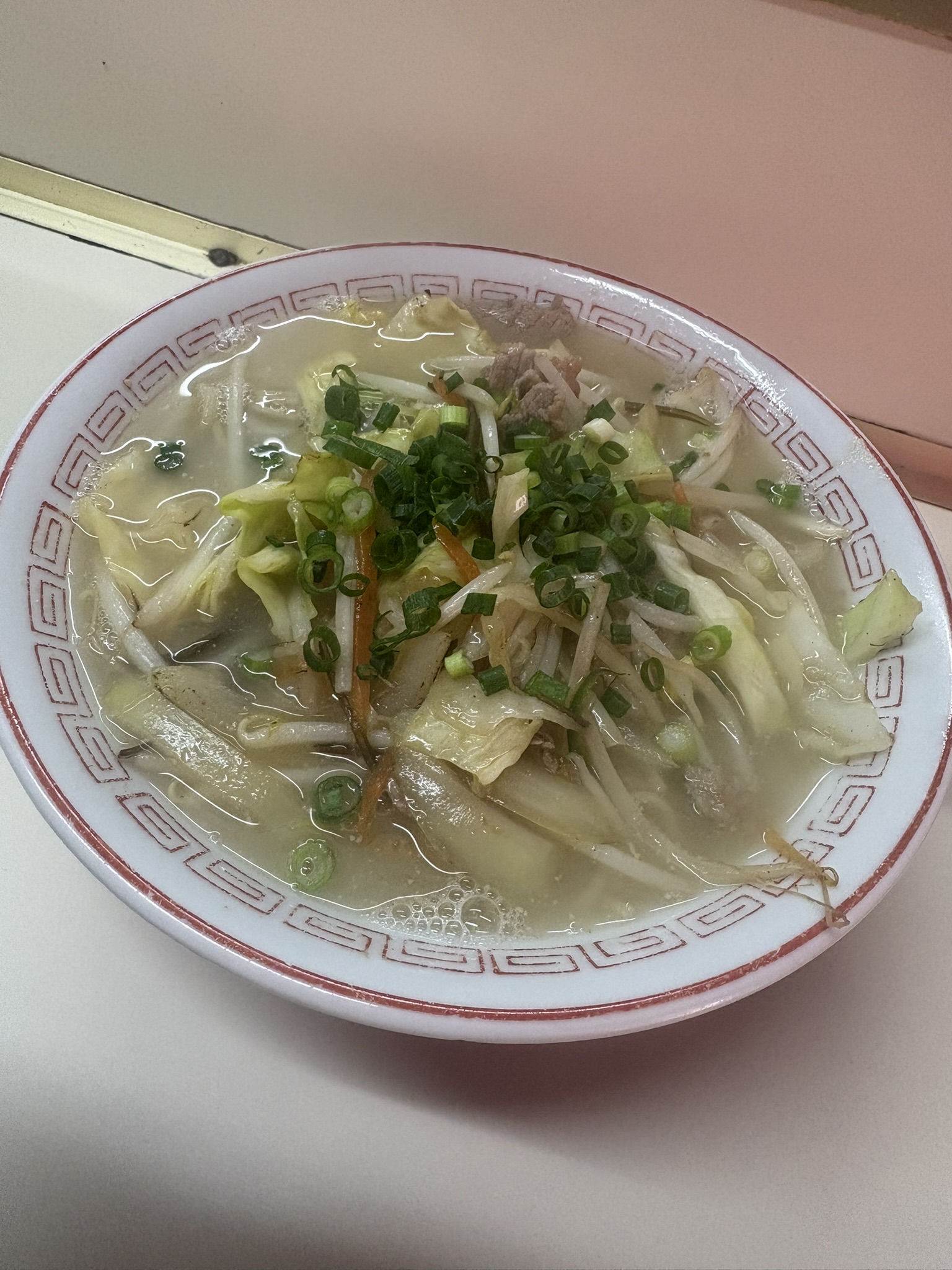 まるぞのラーメンの野菜ラーメン。白濁スープに野菜がたっぷり