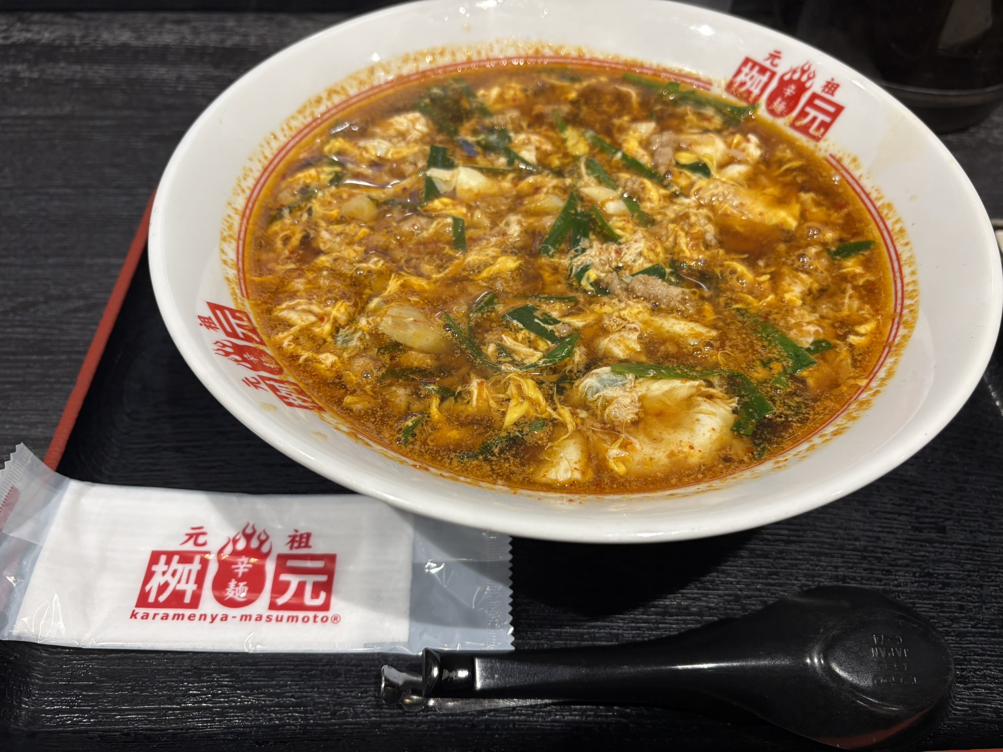 桝元の辛麺。赤く濃いスープ、こんにゃく麺、ひき肉、ニラが入っている
