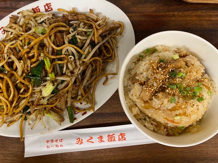 Mikuma honten yakisoba stir-fried noodles with bean sprouts and mikuma rice bowl set in Hita