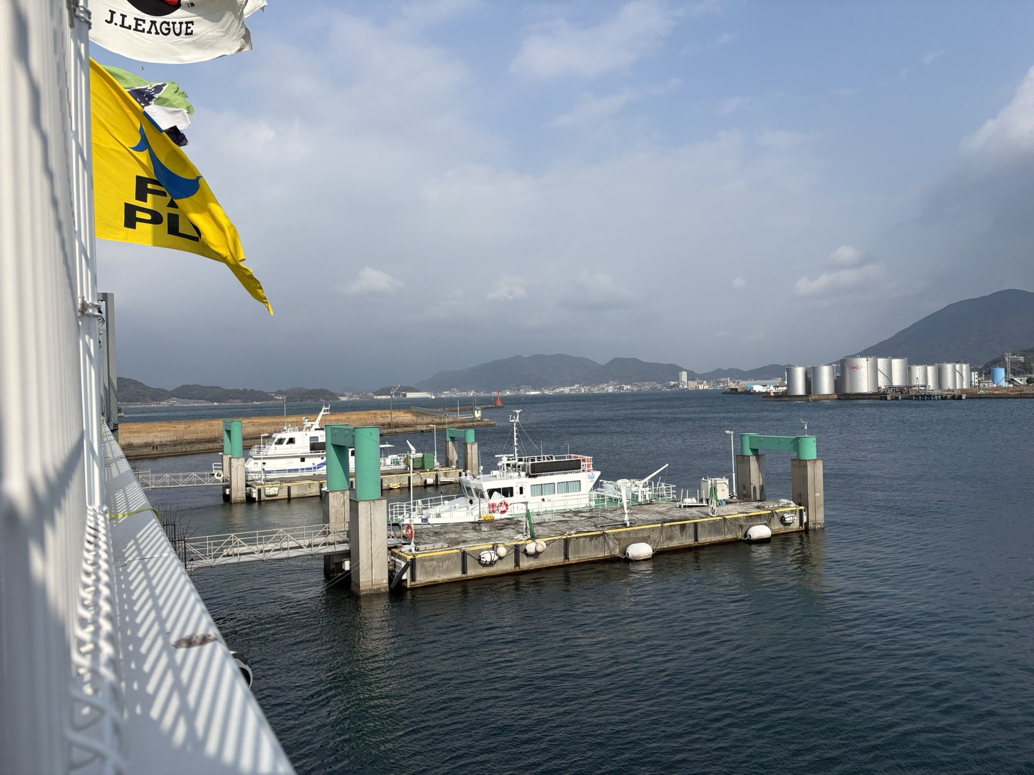 スタジアム近くの港。J.LEAGUEの旗とフェリーが見える