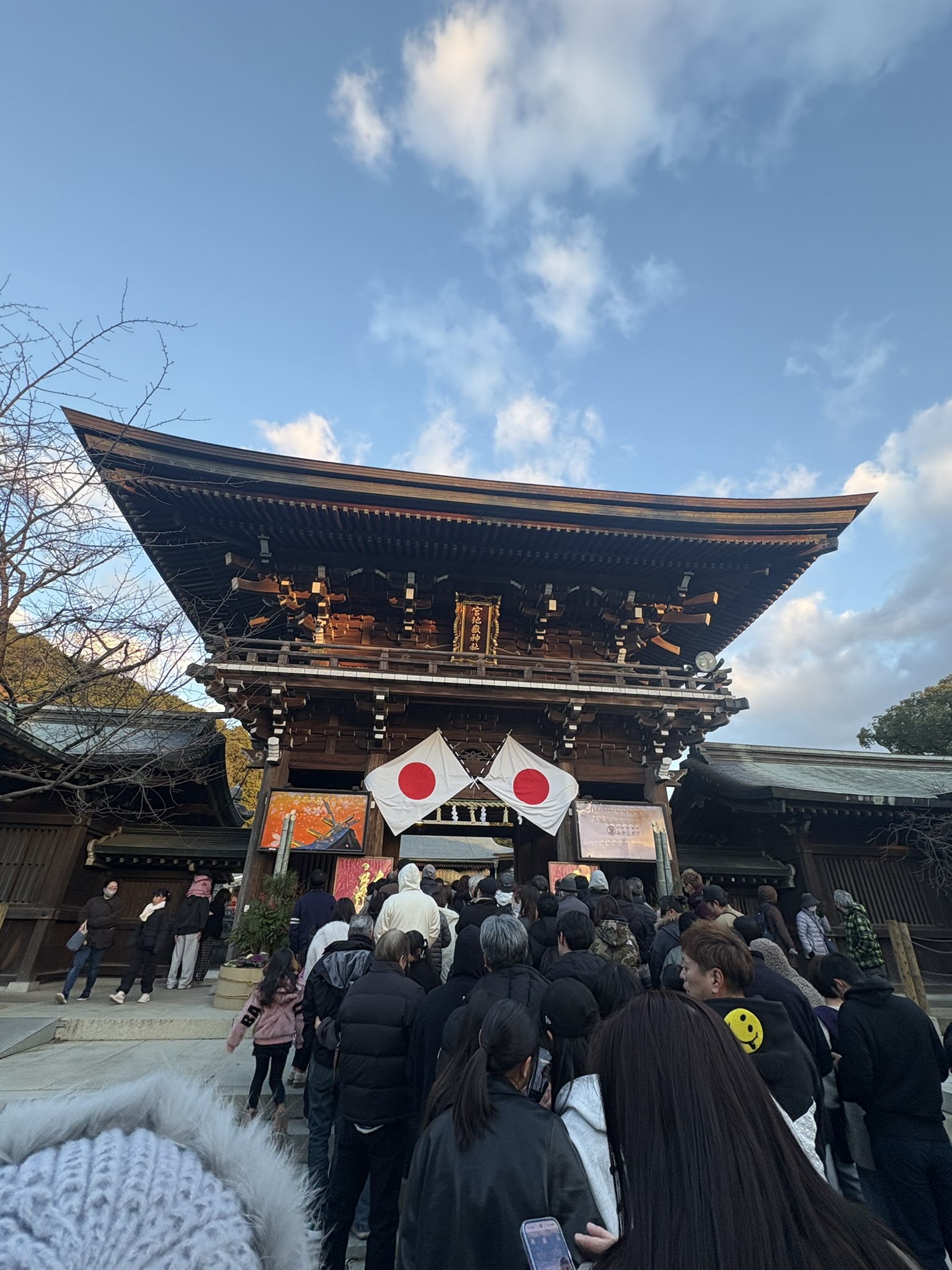 宮地嶽神社の本殿に掛かる日本一の大しめ縄