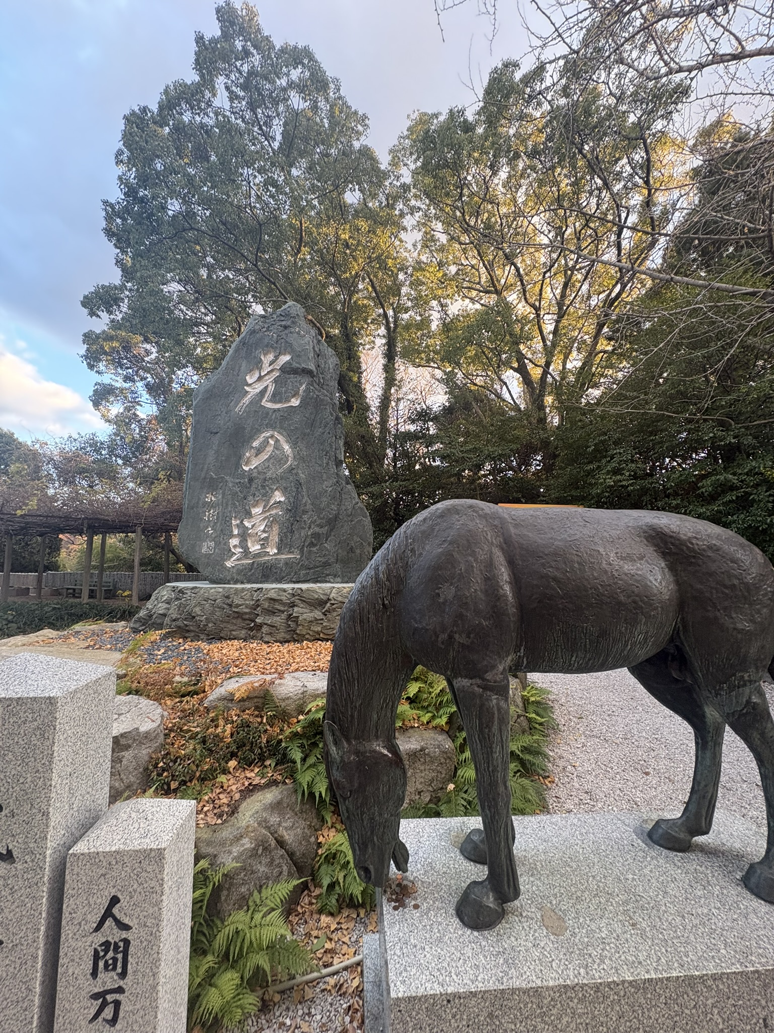 宮地嶽神社の大鳥居をくぐる初詣の大行列(夕方)