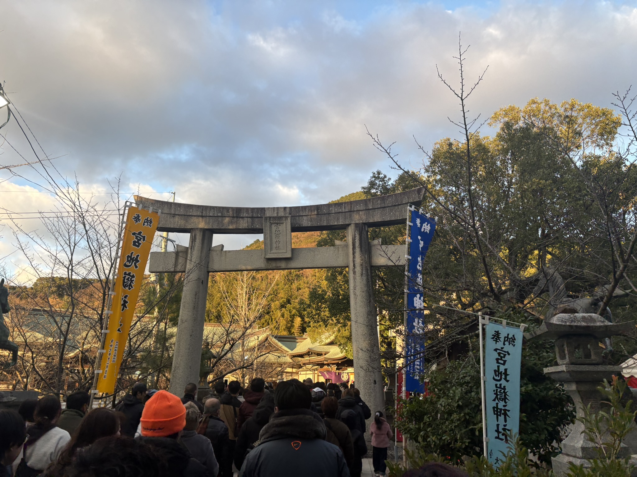 宮地嶽神社の鳥居越しに見る本殿方向への参拝の列