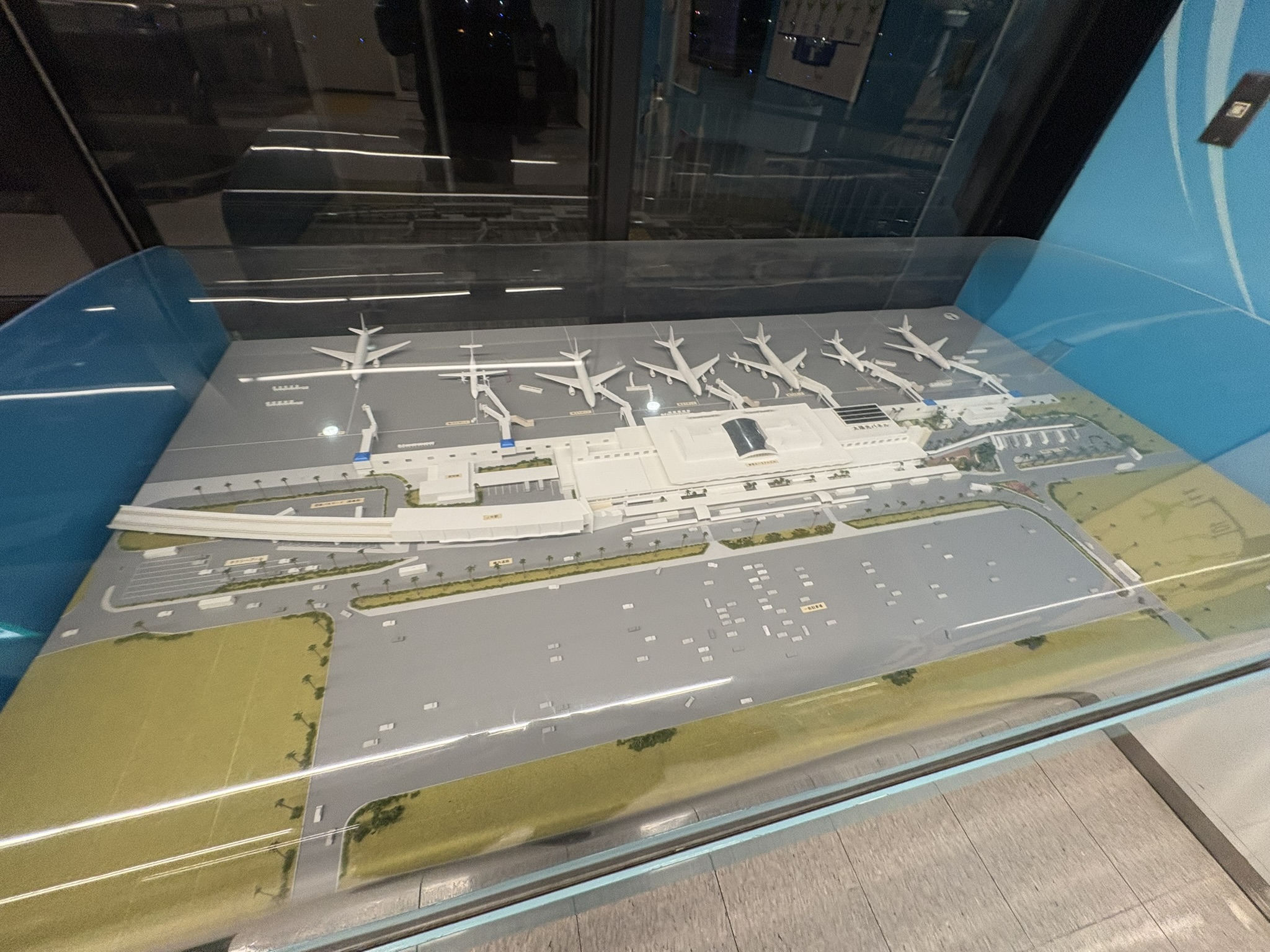 宮崎ブーゲンビリア空港の縮尺模型。滑走路・ターミナルビル全体が再現されている