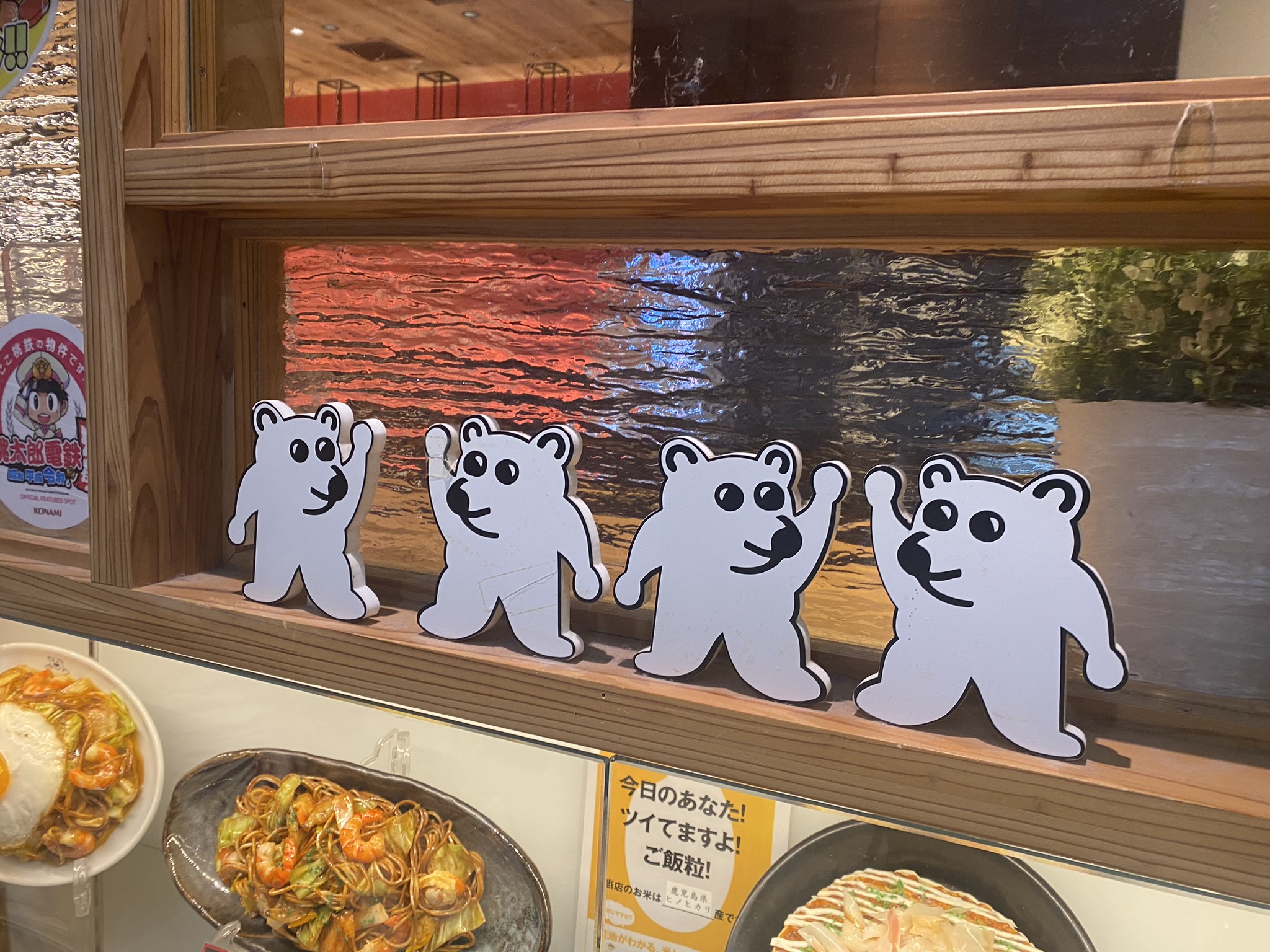 天文館むじゃきのショーウィンドウ。白熊キャラクターのカットアウト4体が並んでいる