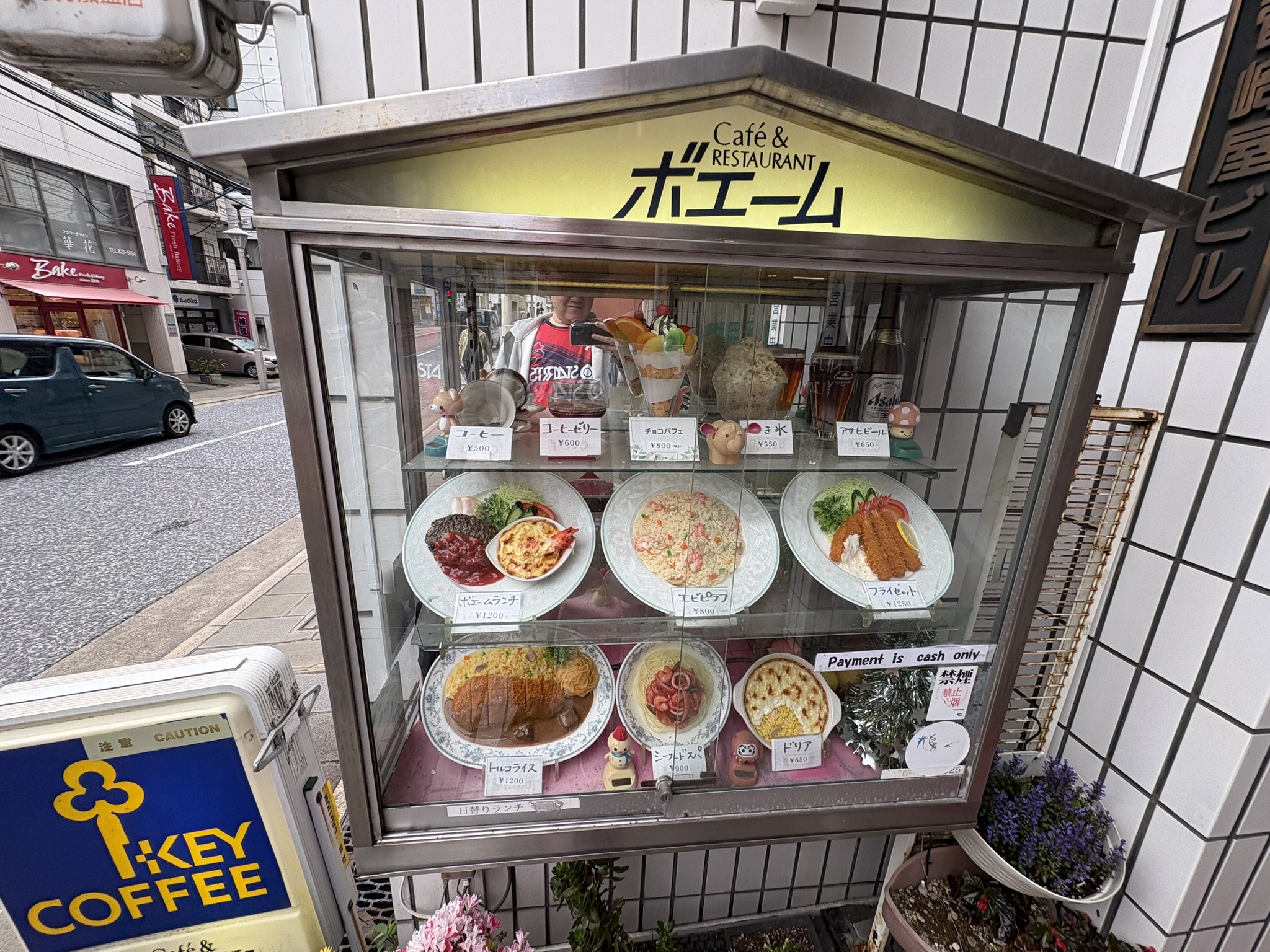 ボーエムの食品サンプルケース。トルコライス、ナポリタン、ポークチャップなど昭和の洋食メニューが並ぶ