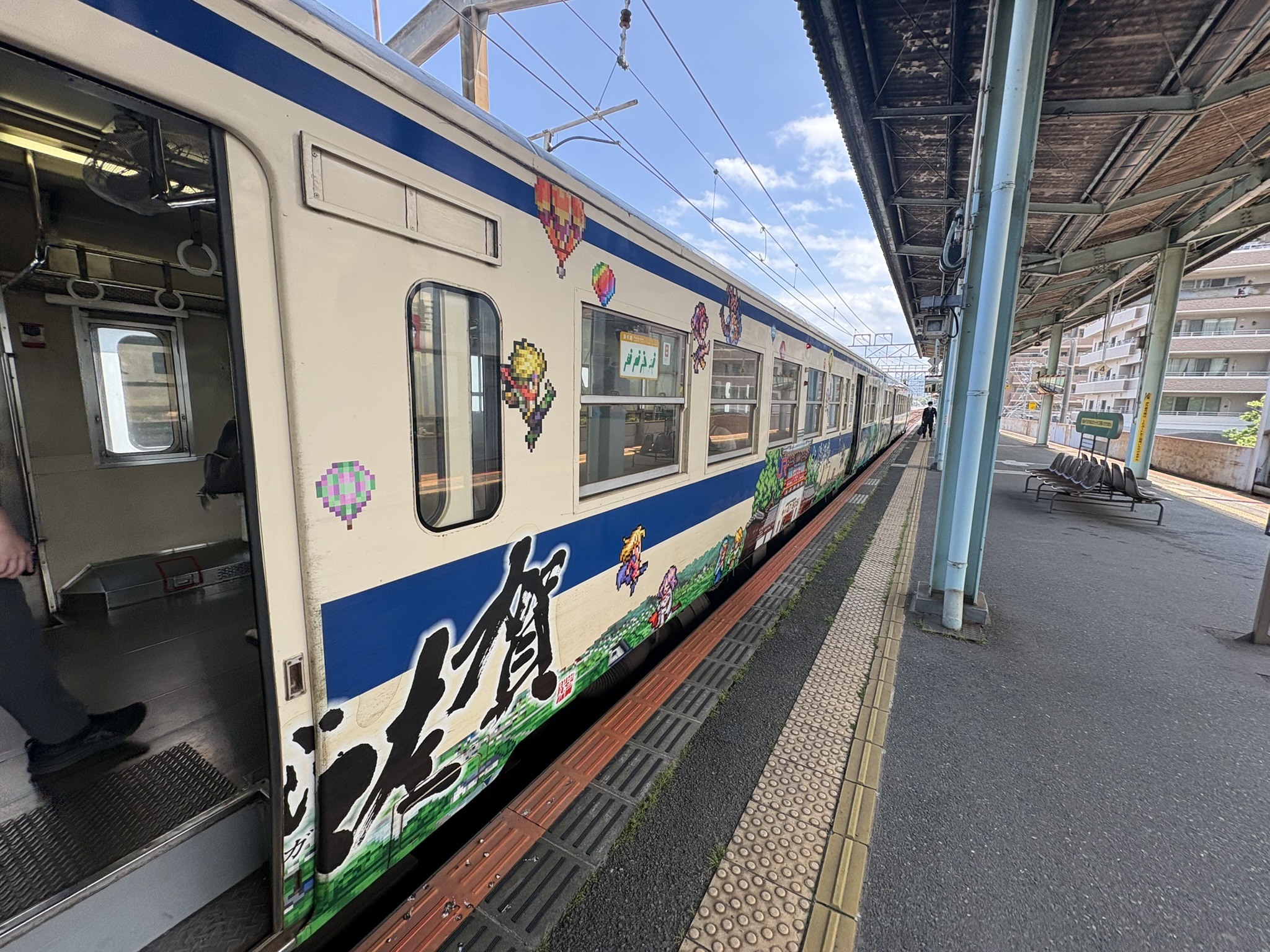 ロマンシング佐賀電車の全体側面。ホームに停車中