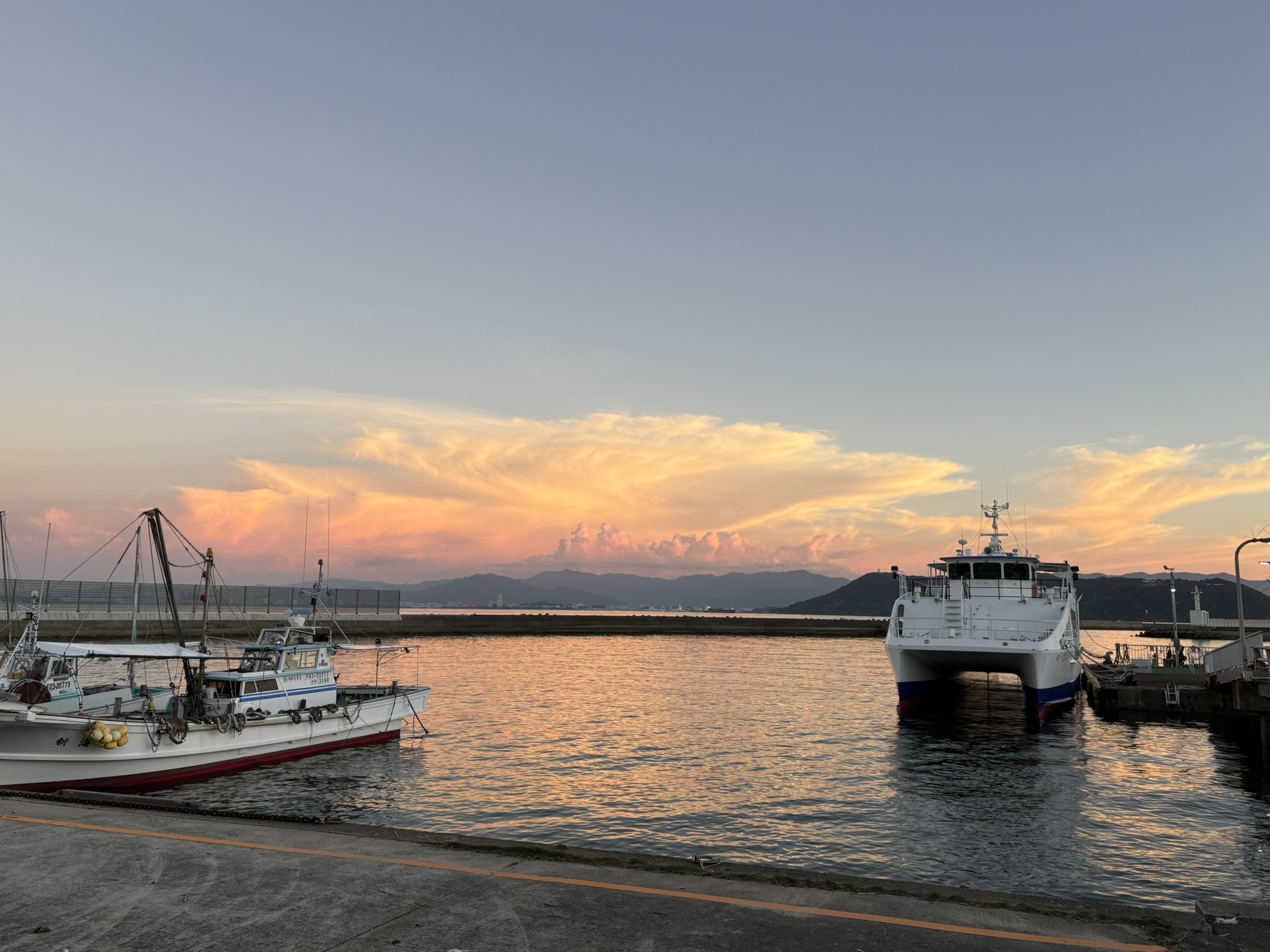 志賀島の港、夕焼けに染まる漁船とフェリー