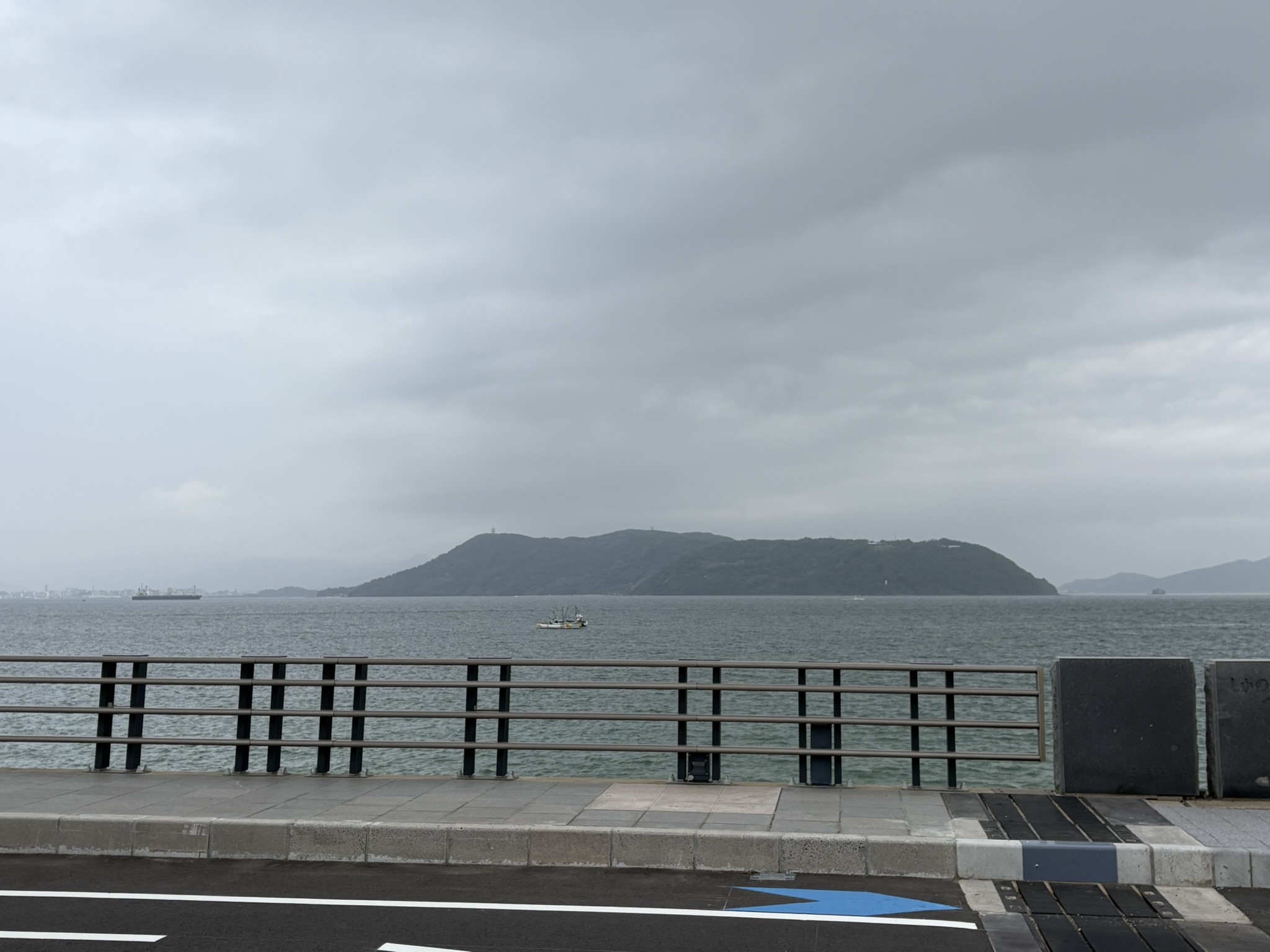 志賀島の海沿いの道から見える対岸の景色