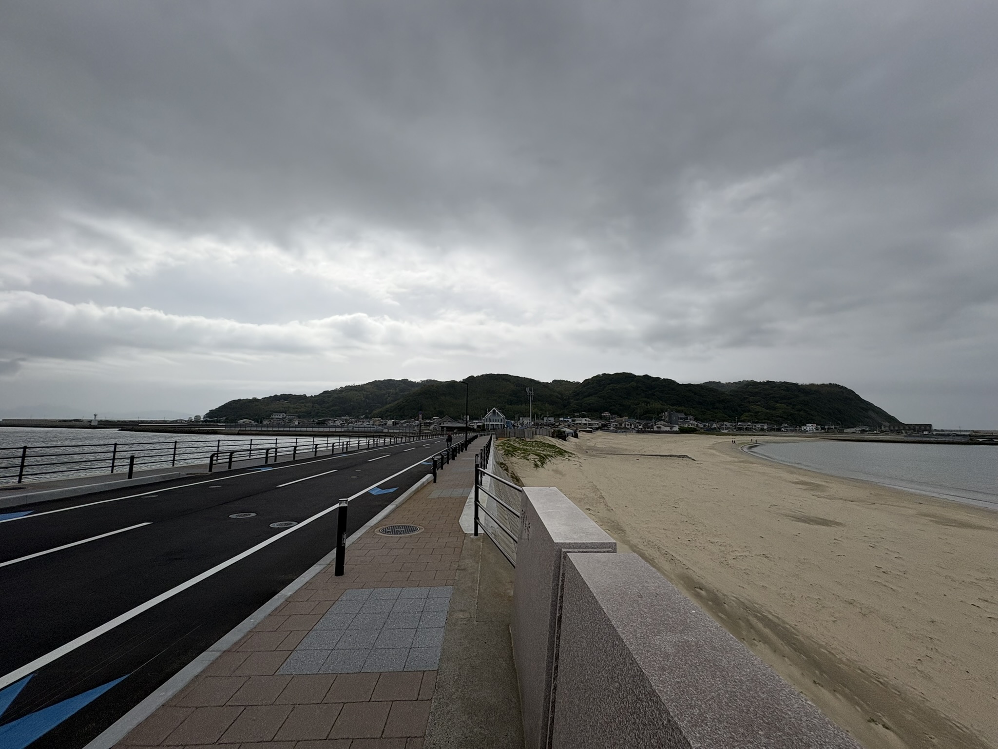 志賀島の海沿いの遊歩道とビーチ