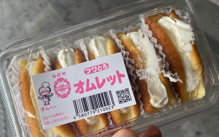 シロヤのフワとろオムレット。生クリームたっぷりのスポンジサンドが並んだパック