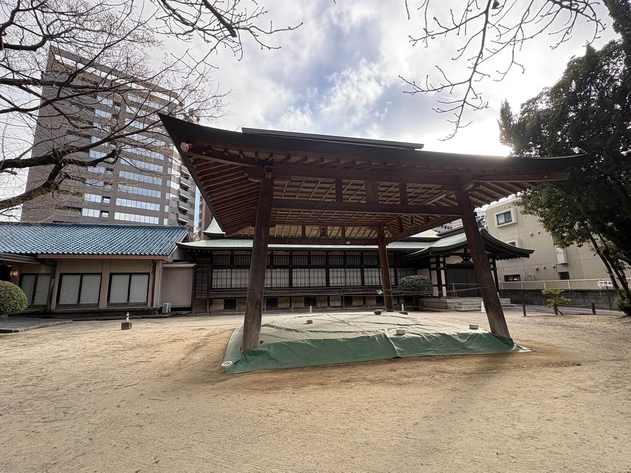 住吉神社の能楽殿(神楽殿)、シートがかけられた状態