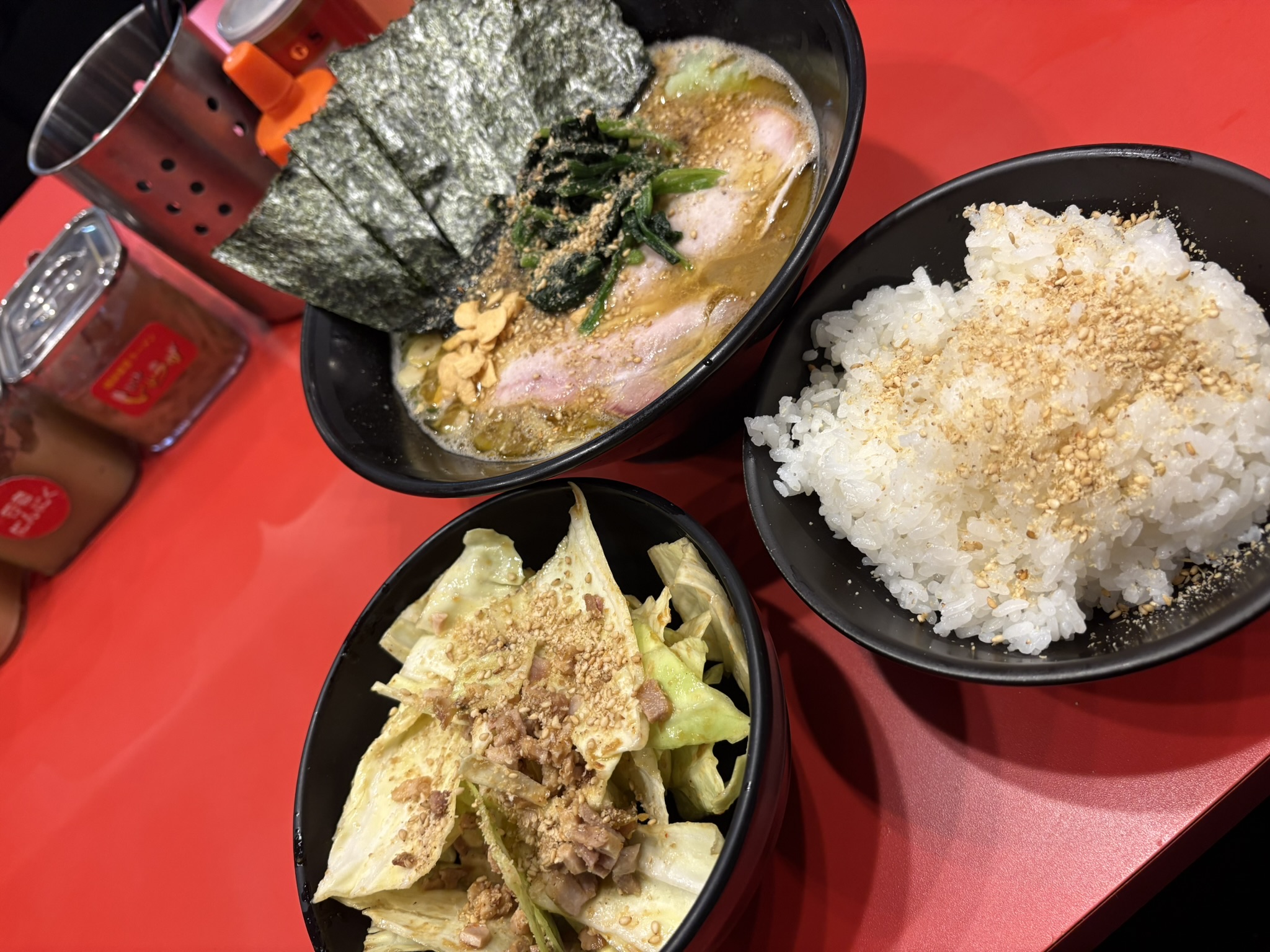 ラーメン内田家のラーメンライスとキャベチャ（キャベツとチャーシュー）