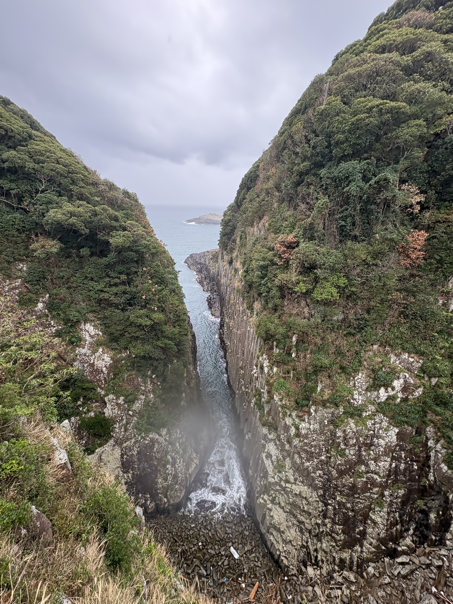 馬ケ背の柱状岩の渓谷。岩の割れ目の奥に海