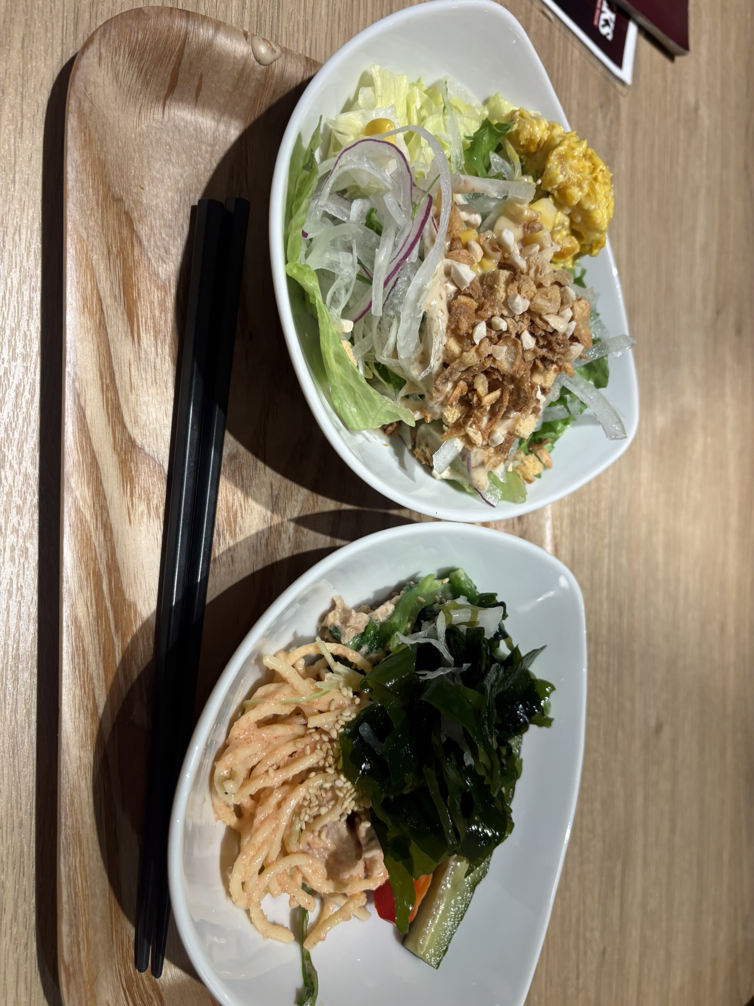 フォルクスのサラダバーで取ってきた小皿。サラダ・ひじき・切干大根・酢の物など