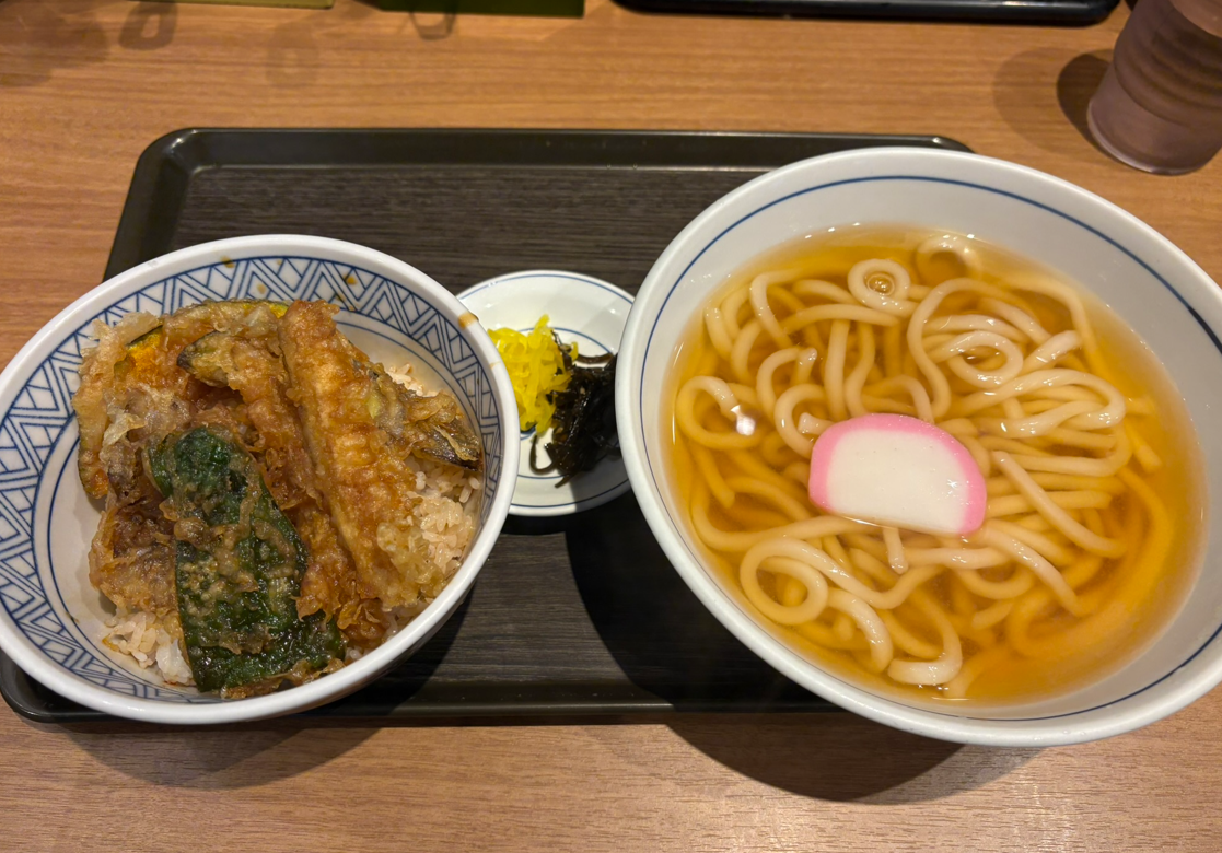 うどんのウエストの野菜天丼うどんセット870円