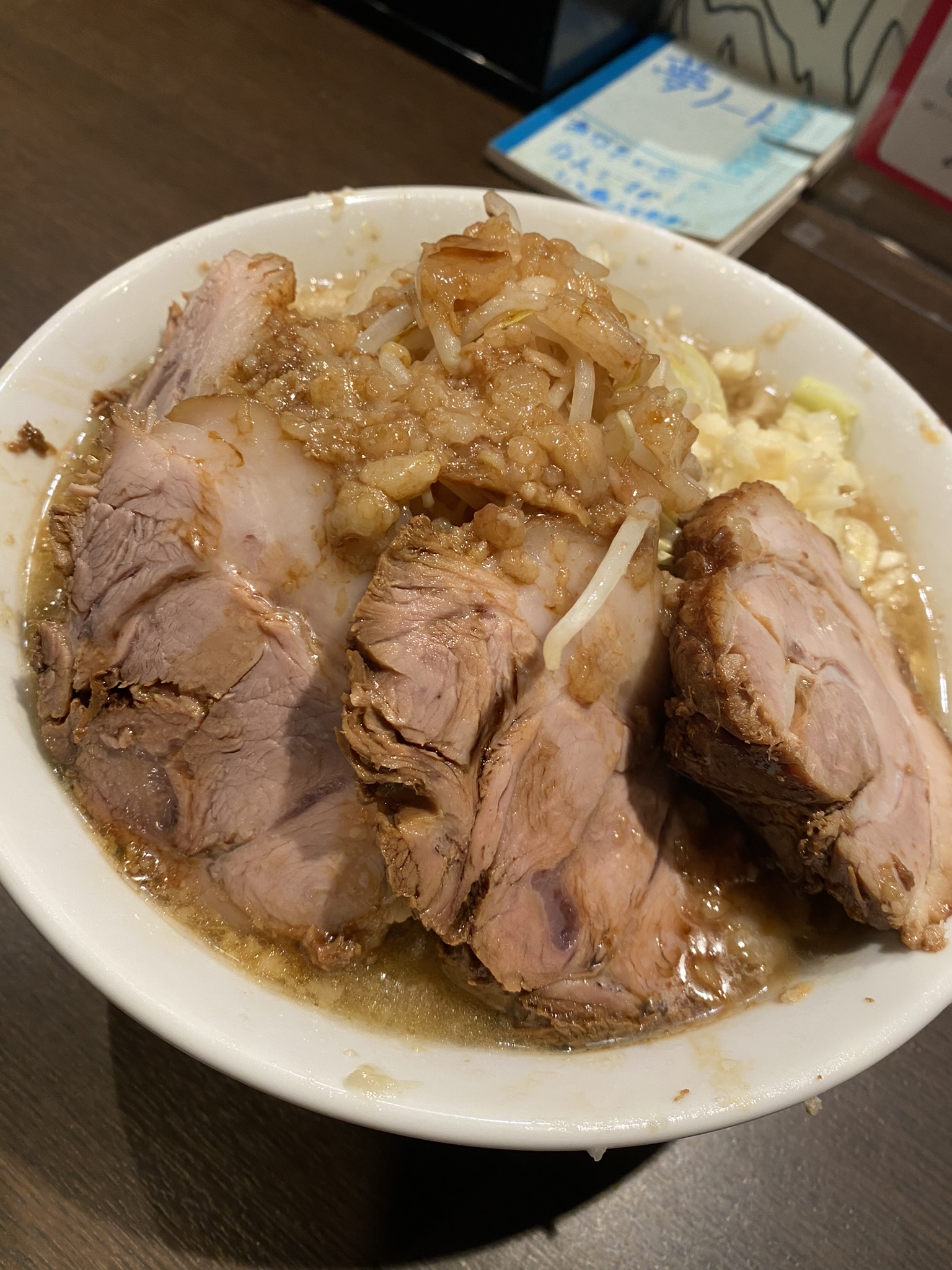 Yume wo Katareru ramen thick noodles large chashu pork slices bean sprouts rich broth